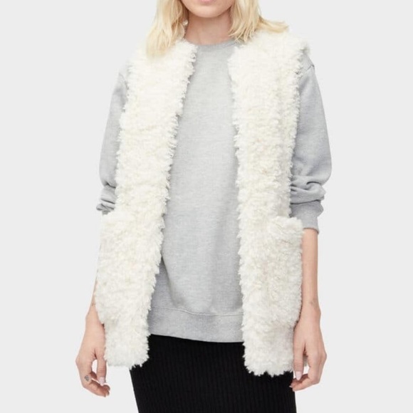 𝅺ugg  WOMEN’S FARRAH FAUX FUR VEST NWT Size Small. # teddy winter fall‎ spring - Picture 1 of 10